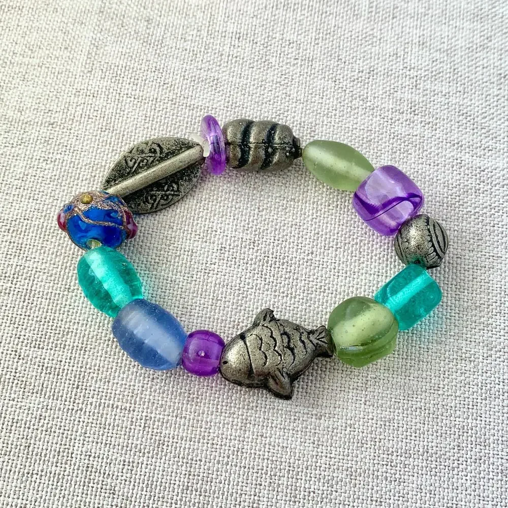 A fish of it's path mixed glass and acrylic beaded stretch bracelet - Picture 3 of 4